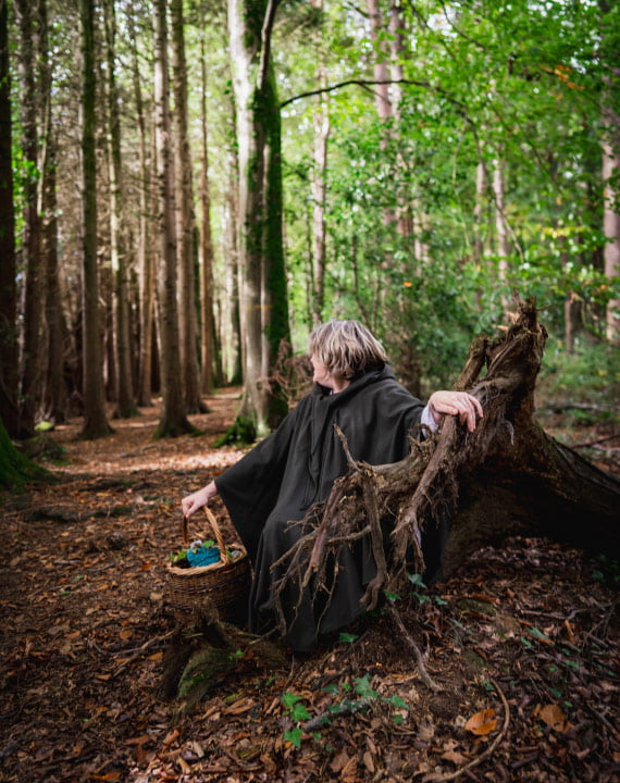 Lorraine O’Dwyer storytelling amid ancient woodlands – Gallivanting.ie nature experience